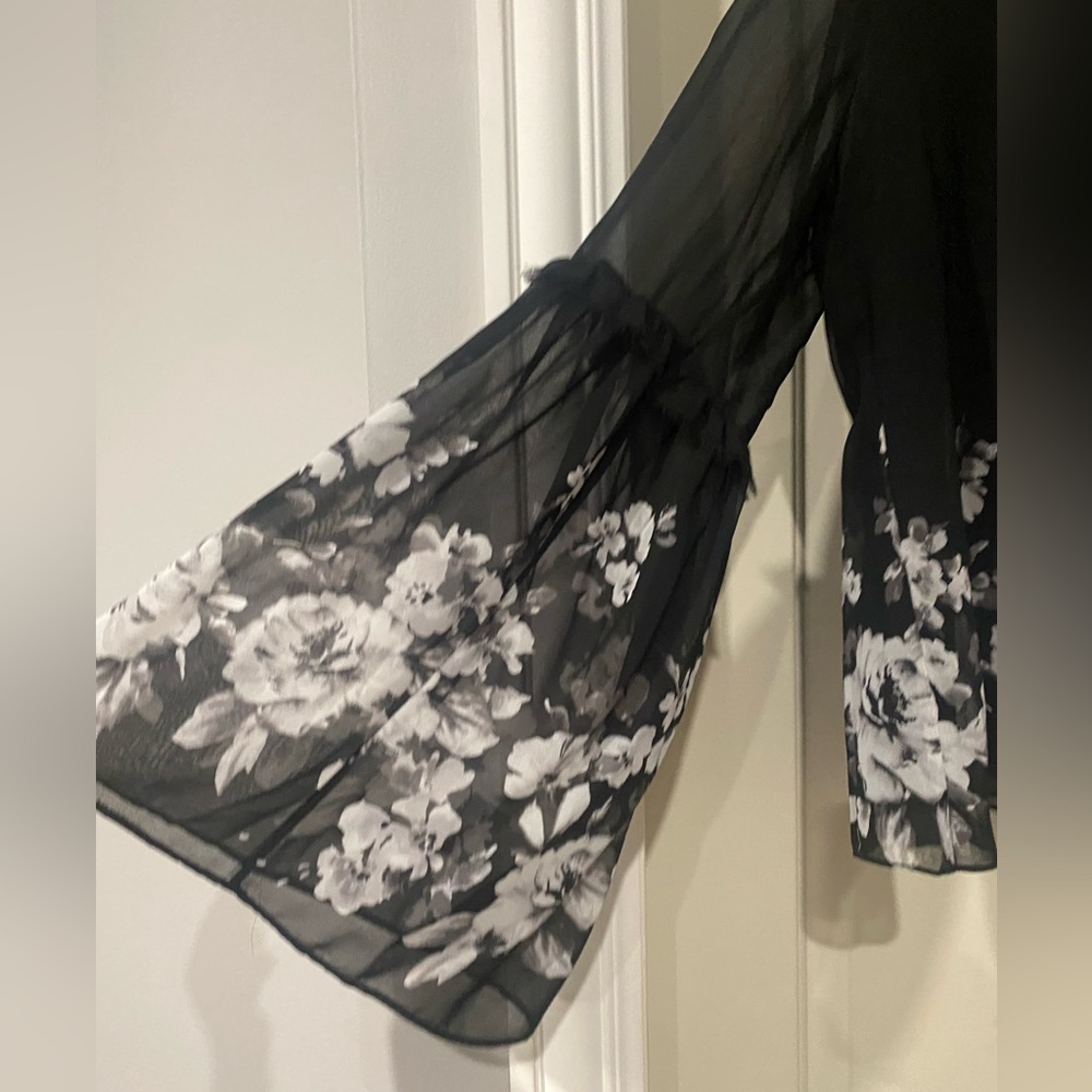 White House Black Market Black and White Floral Blouse - Picture 4 of 11